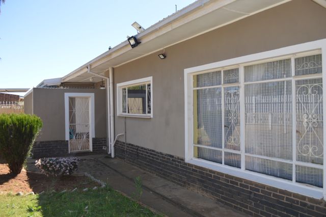 To Let 3 Bedroom Property for Rent in Komani Park Eastern Cape